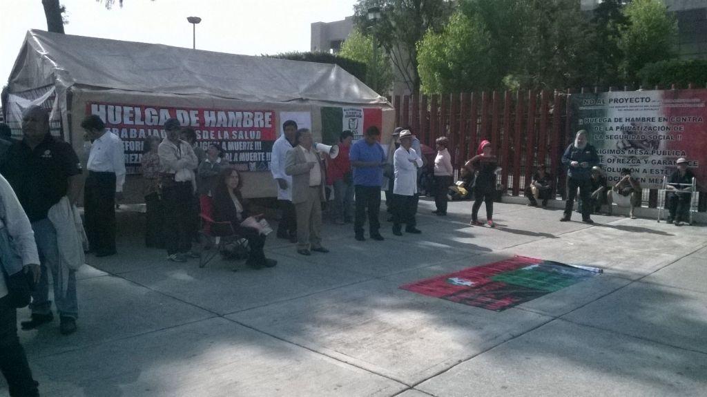 A las diez de la mañana los inconformes se instalaron frente a la Cámara de Diputados. 