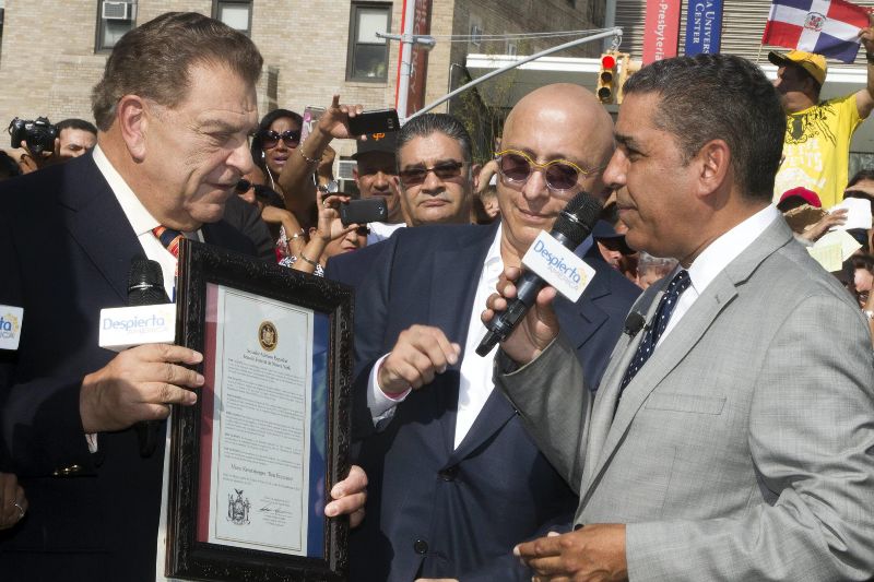 Don Francisco  recibió el título de proclamación de su calle. 