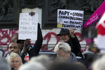 "No hay emigrantes buenos o malos", dice una pancarta (i) en una manifestación en apoyo a los emigrants en la Place de la Republique en París