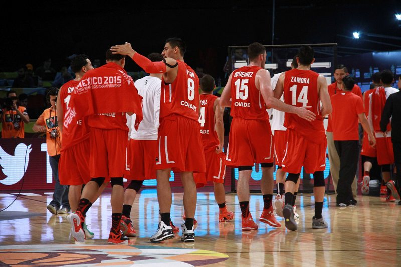 Gustavo Ayón consuela a sus compañeros 