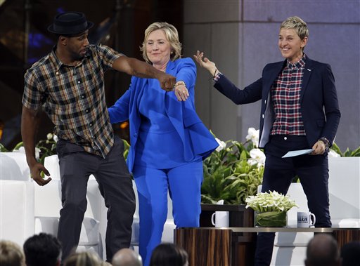 Hillary Clinton (c) baila con el disc-jockey Stephen "tWitch" Boss y Ellen DeGeneres en un descanso en el The Ellen DeGeneres Show