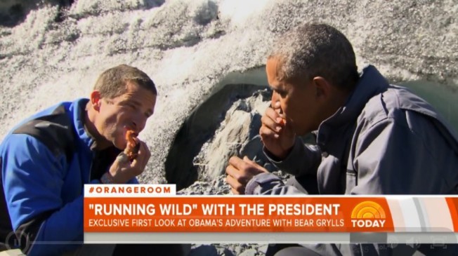 Una imagen del programa  "Running Wild Con Bear Grylls"  de NBC donde se ve a Obama comiendo salmón con el aventurero británico Bear Grylls