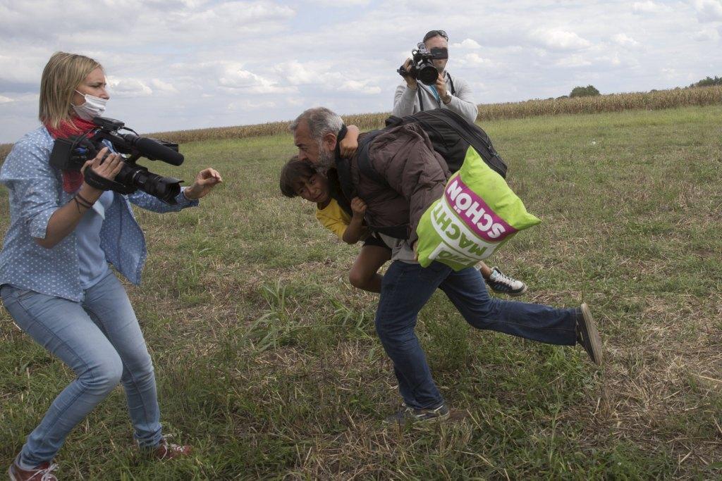 Un inmigrante corre para alejarse de un punto de revisión en Hungría.