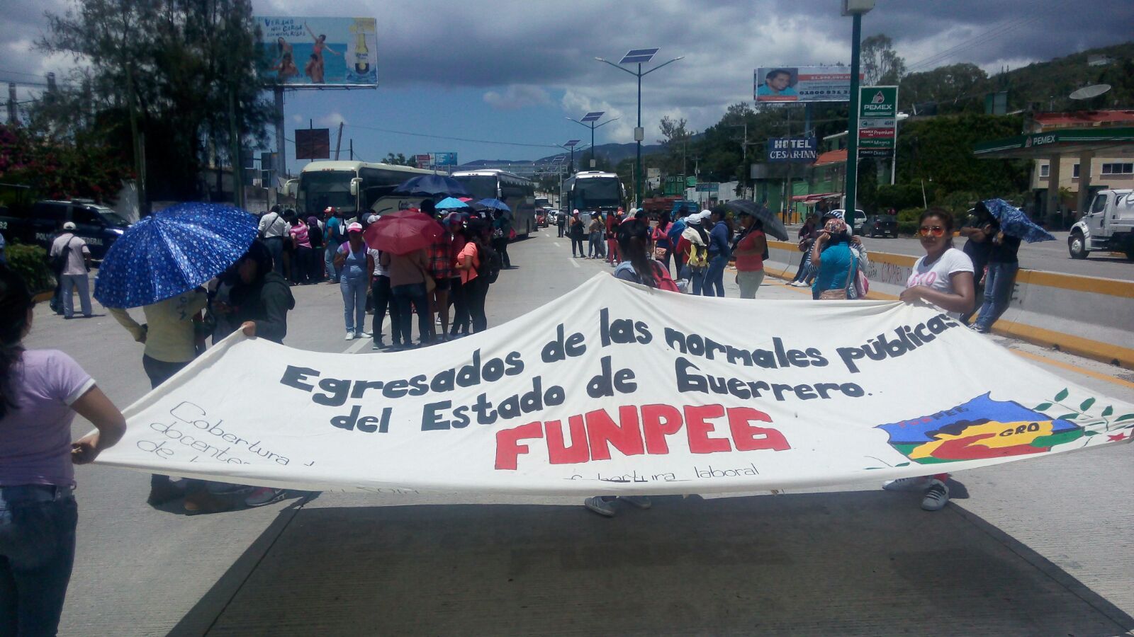 Los normalistas bloquearon la Autopista hacia Acapulco.