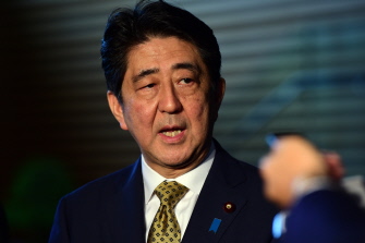 El primer ministro japonés, Shinzo Abe, habla con los medios en su residencia oficial de Tokio