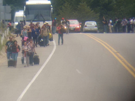 Normalistas con actitud extremadamente agresiva, obligaron a todos los pasajeros a descender de las unidades.