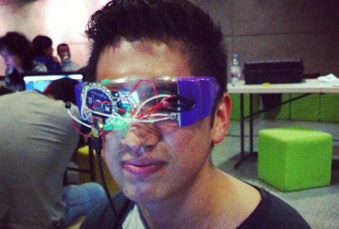 Uno de los proyectos fueron estos lentes que detectan cuando se entro a sueño profundo e inducen diferentes experiencias mientras soñamos.