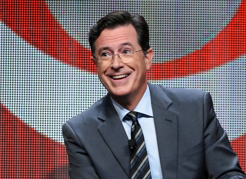 Stephen Colbert sucede oficialmente a David Letterman como anfitrión del programa nocturno de tertulia "The Late Show". 
