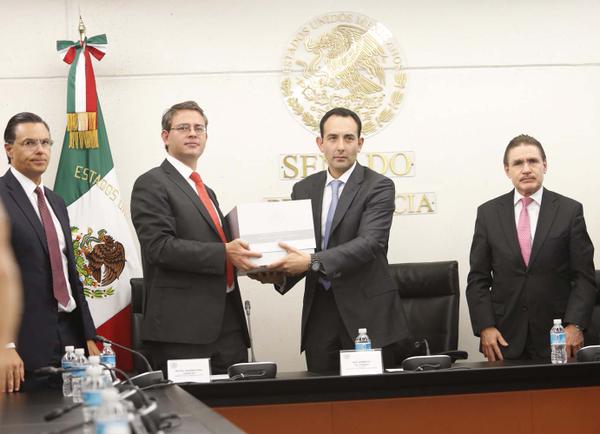 El subsecretario de Hacienda, Miguel Messmacher, entregó al Senado el paquete presupuestal para el próximo año.