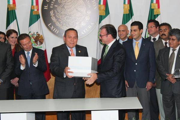 El titular de la Secretaría de Hacienda, Luis Videgaray, entregó al presidente de la Cámara de Diputados, Jesús Zambrano, el Paquete Económico 2016. 