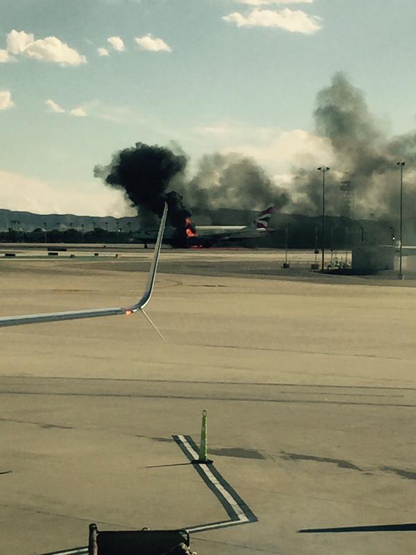 Usuarios de redes sociales reportaron el incendio del avión.