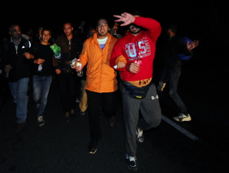 Emigrantes caminan por la carretera después de evitar a la policía húngara, cerca de Roszke, en la frontera de Hungría con Serbia