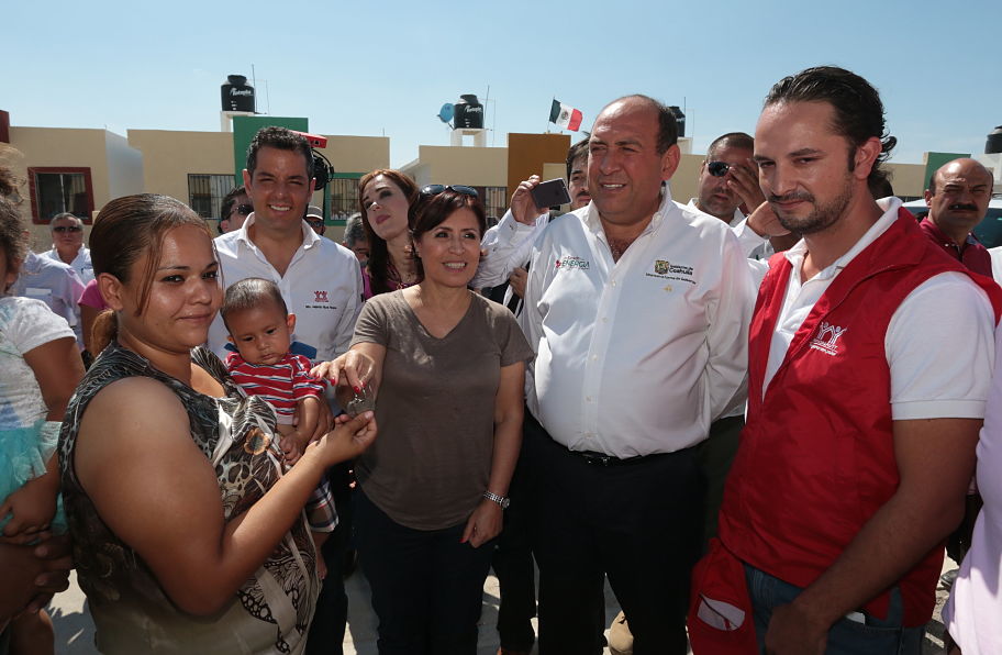 Se hizo entrega simbólica de las llaves de las nuevas casas a los damnificados por el tornado en Acuña.