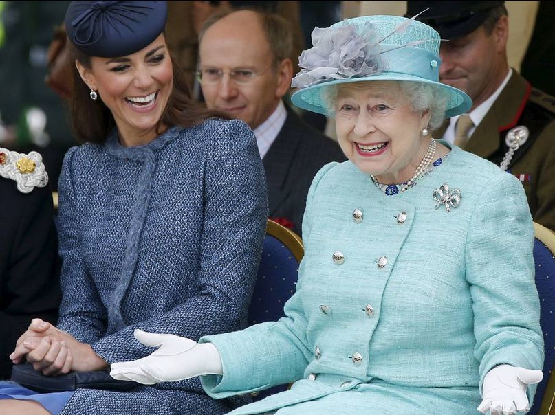 La Reina junto a la princesa Kate.