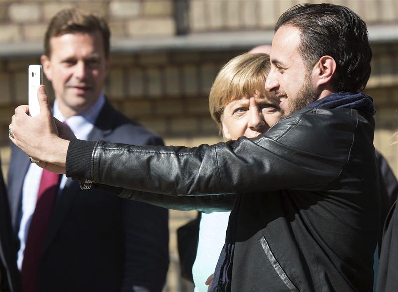 La canciller alemana, Angela Merkel, visita la Oficina Federal de Migración y Refugiados en Berlín, Alemania. 