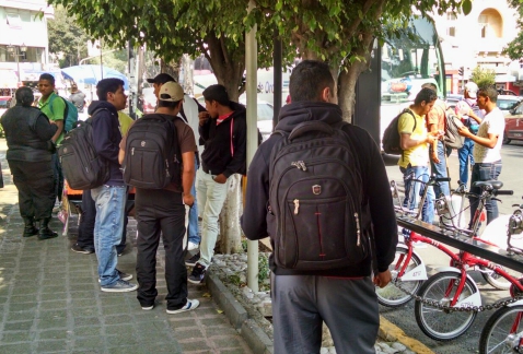 Estudiantes de la Normal Rural de Ayotzinapa, Guerrero, llegaron a inmediaciones de la Secretaría de Gobernación, donde buscan entrevistarse con el su
