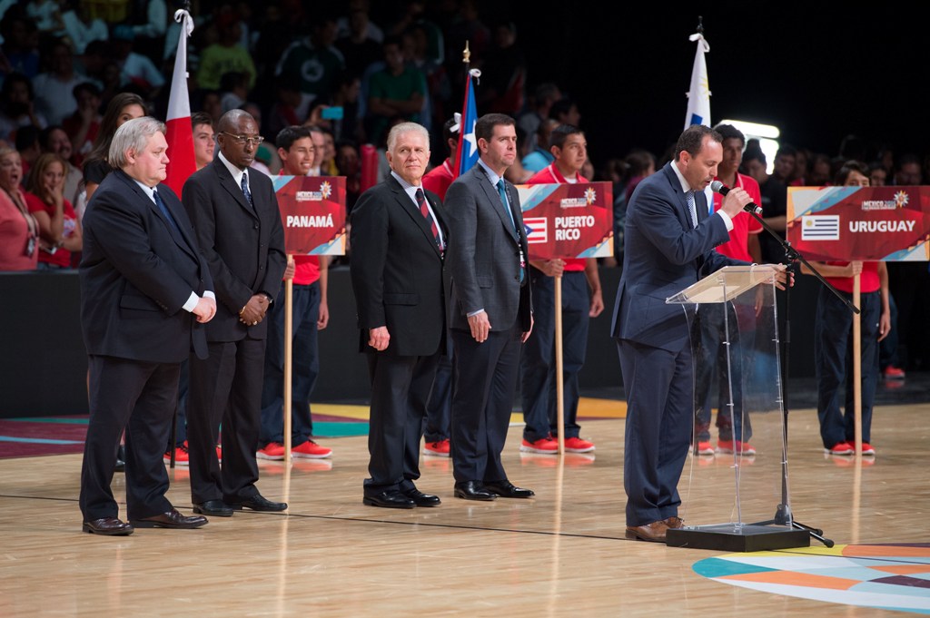 Horacio de la Vega en la inauguración del Preolímpico de basquetbol 