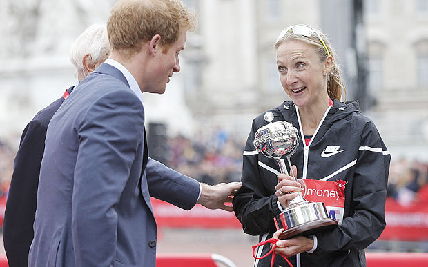 Paula Radcliffe con el principe Harry después de lograr el Maratón de Londres 