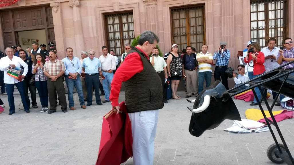 Rafael Loret de Mola toreó enfrente del Palacio de Gobierno en Saltillo.