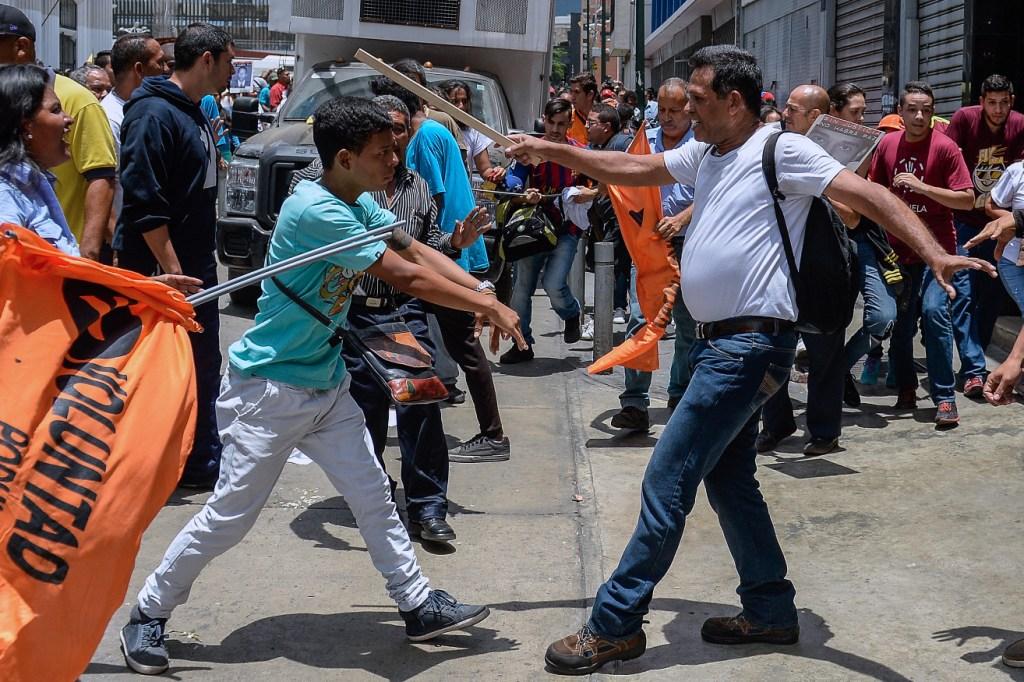 Seguidores de Leopoldo López y afectos al gobierno de Nicolás Maduro se enfrentaron afuera del Palacio de Justicia.