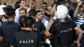 Selahattin Demirtas, líder del prokurdo HDP, discute con la policía que bloquea la entrada de la delegación kurda en la ciudad de Cizre