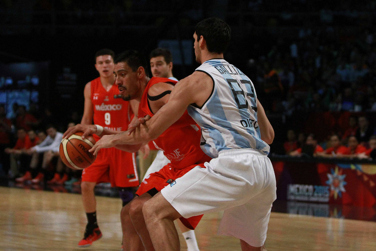 Ayón resguarda el balón 