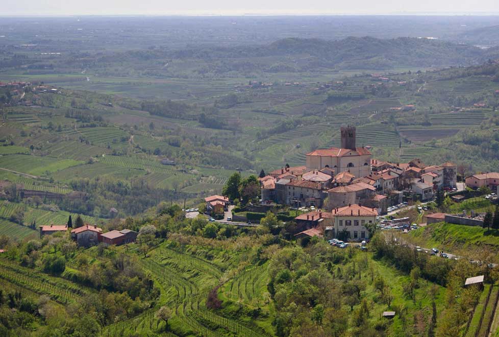 Brda se encuentra situado al oeste de Eslovenia, junto a la frontera con Italia
