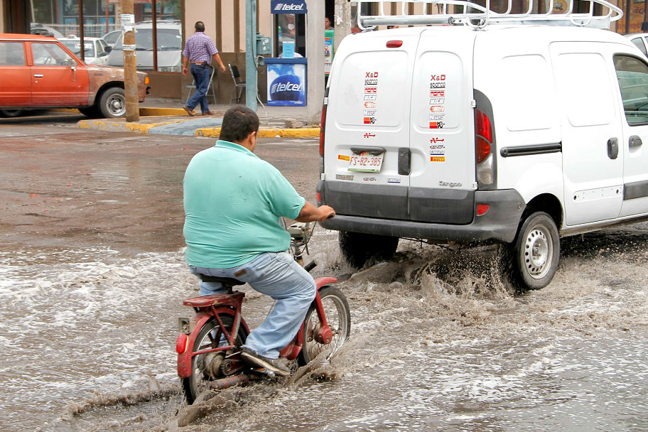 Es una constante en las calles laguneras, la presencia de encharcamientos por lluvia.