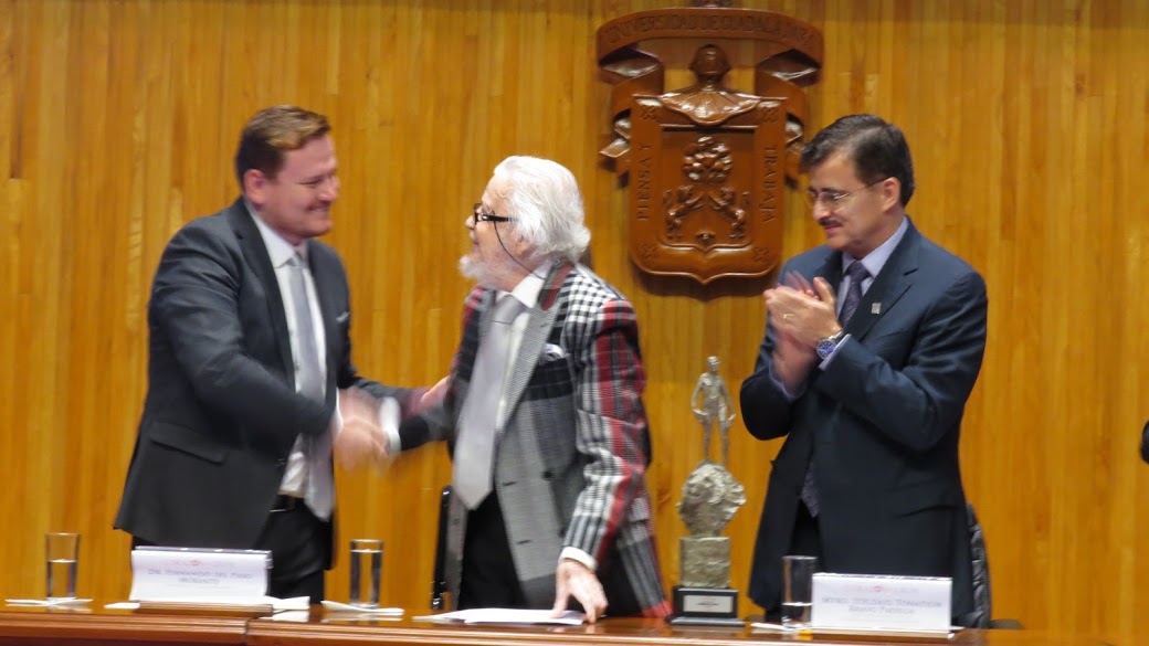 El escritor estuvo jovial durante el evento