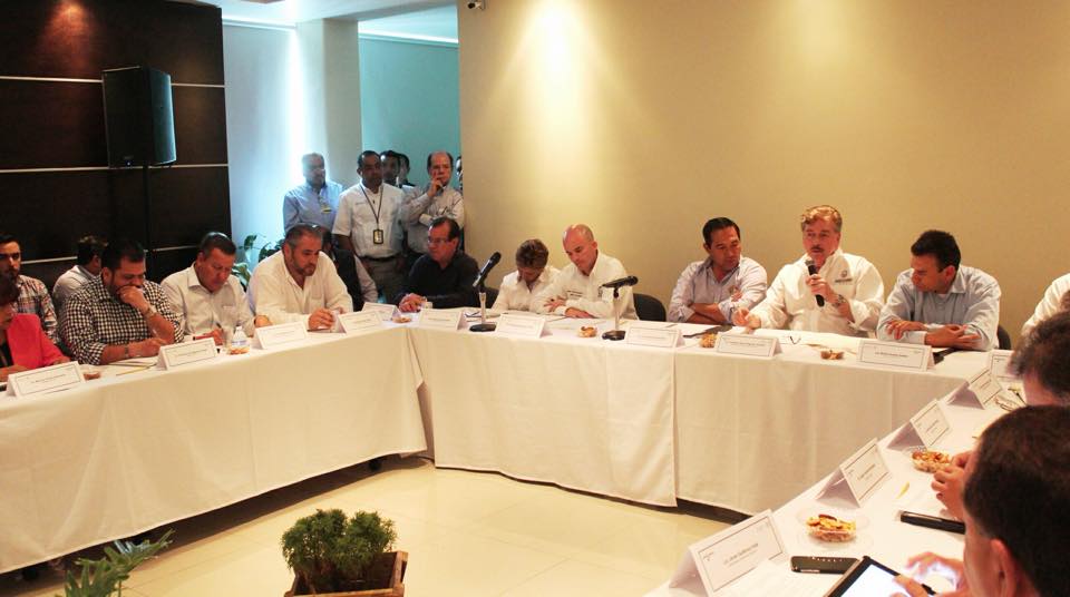 El gobernador de Baja California durante la reunión con los jornaleros. 