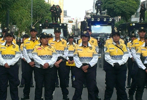 Elementos de la Secretaría de Seguridad Pública del Distrito Federal bloquearon avenida Juárez. Manifestantes de la CNTE decidieron hacer un mitin en 