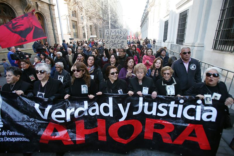 Integrantes de la Agrupación de Familiares de Detenidos Desaparecidos y otros marchan en homenaje a las víctimas del golpe en Santiago 