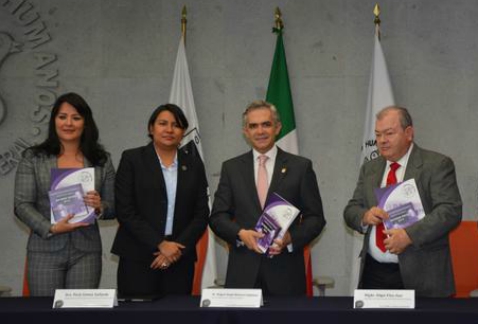 El jefe de Gobierno capitalino, Miguel Ángel Mancera, asistió al acto en el que la titular de la CDHDF, Perla Gómez, rindió su informe anual de labore