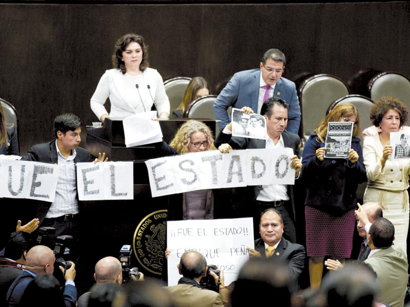 Los legisladores de izquierda comenzaron su protesta justo cuando la vicecoordinadora tricolor, Ivonne Ortega, leía su intervención.