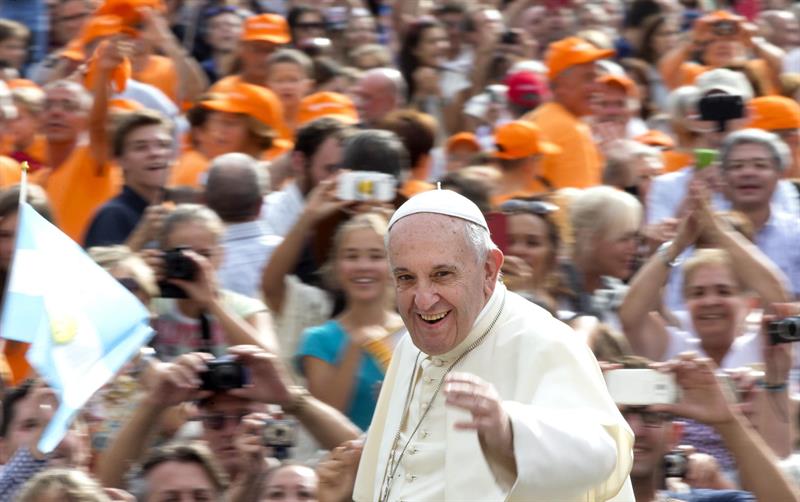 La visita del papa Francisco (en la imagen, en la plaza San Pedro) ha levantado grandes expectativas en el mundo inmigrante hispano en EU
