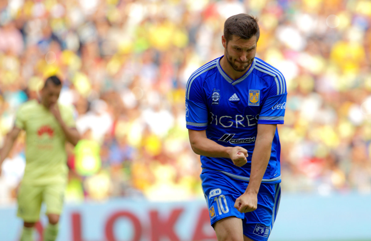 Celebración de Gignac tras anotar en el Azteca 