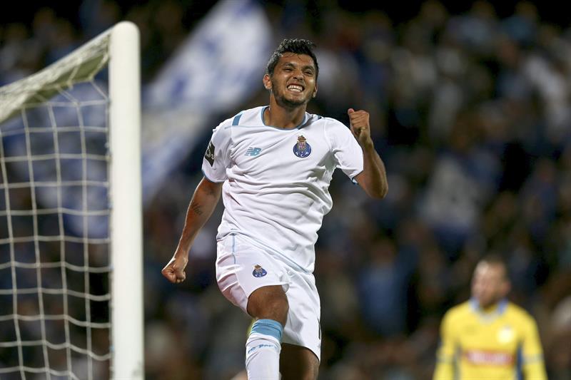 Celebración del Tecatito tras anotar en su debut con el Porto 