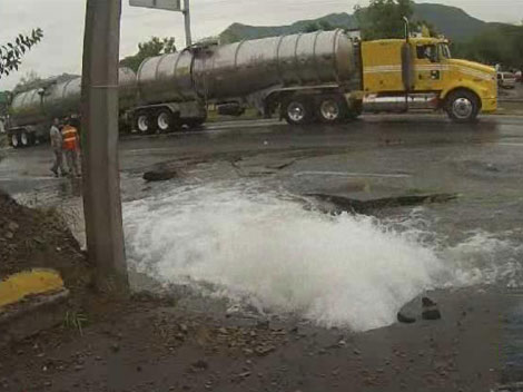 Cuadrillas tanto de CFE y de Agua y Drenaje acudieron para reparar la fuga. 