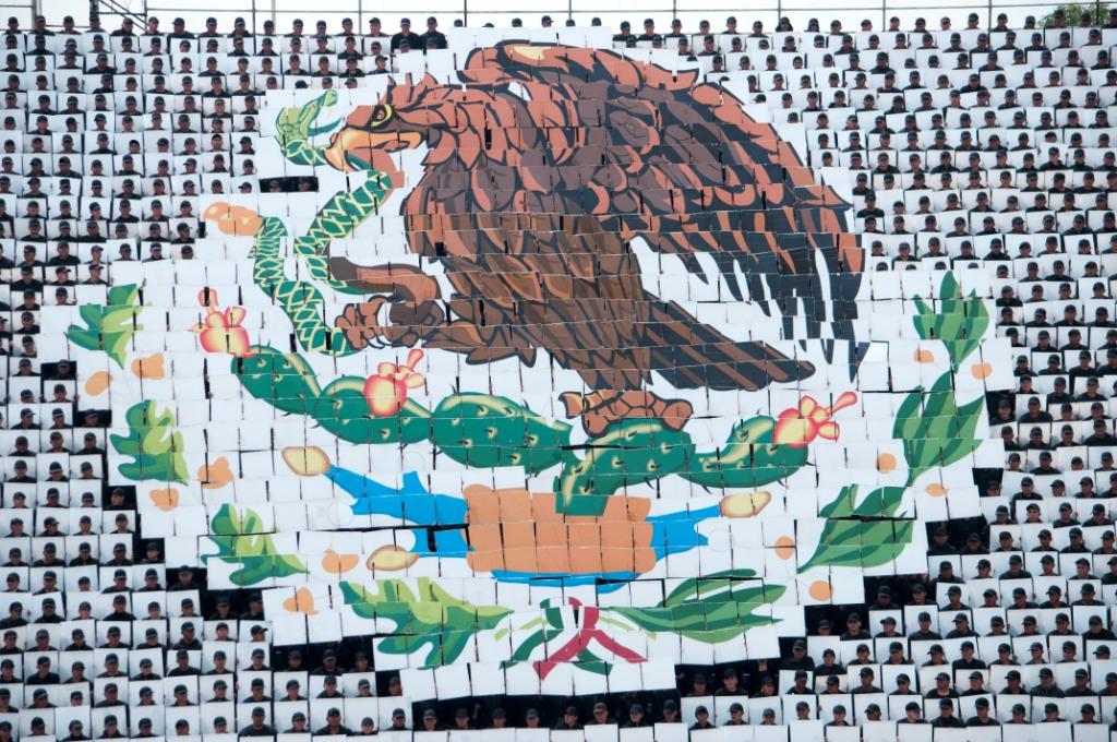 Efectivos de la Secretaría de la Defensa Nacional realizan un mosaico monumental que será presentado durante el desfile militar por la Independencia d