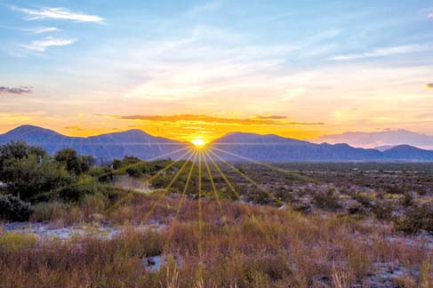 Al atardecer en este ambiente árido, las nubes toman un color amarillo a rojizo, debido al ángulo de los rayos del sol.