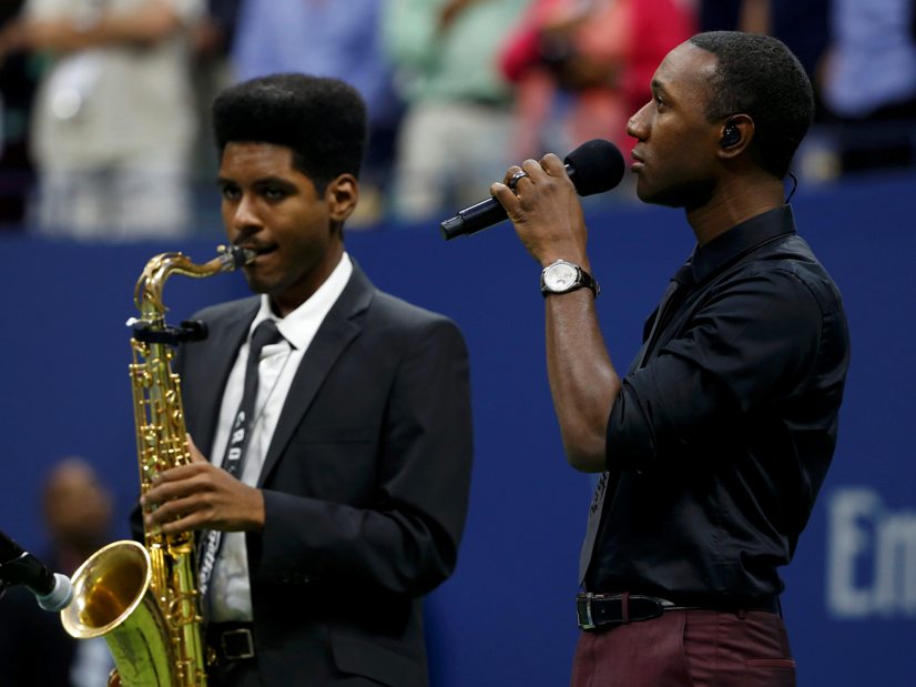El cantante Aloe Blacc interpretó el himno nacional de Estados Unidos. 