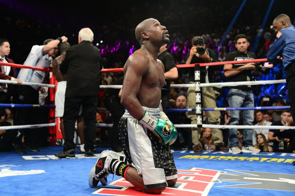 Floyd Mayweather se arrodilló en el centro del ring al terminar la pelea 