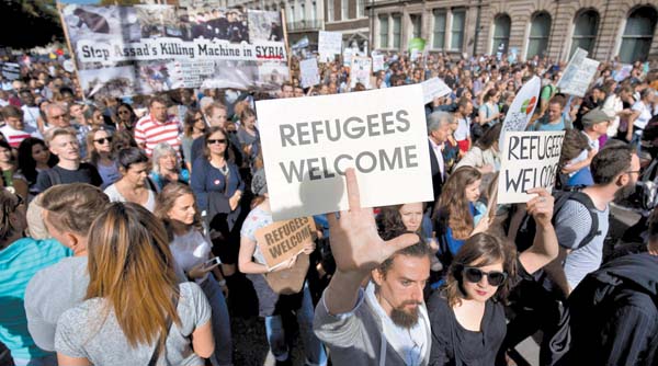 Un hombre porta una pancarta con el lema “Bienvenidos, refugiados” en  la capital del Reino Unido.