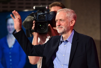 Jeremy Corbyn agradece los aplausos después de ser elegido nuevo líder del partido laborista en Londres