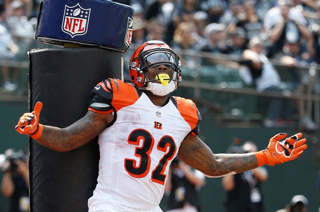 Jeremy Hill, celebra una anotación en el campo de Raiders