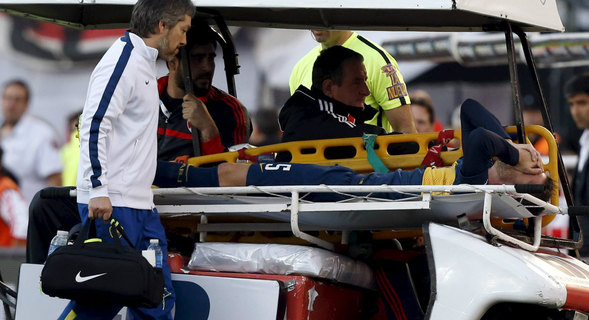 Gago abandonó el terreno de juego en camilla 