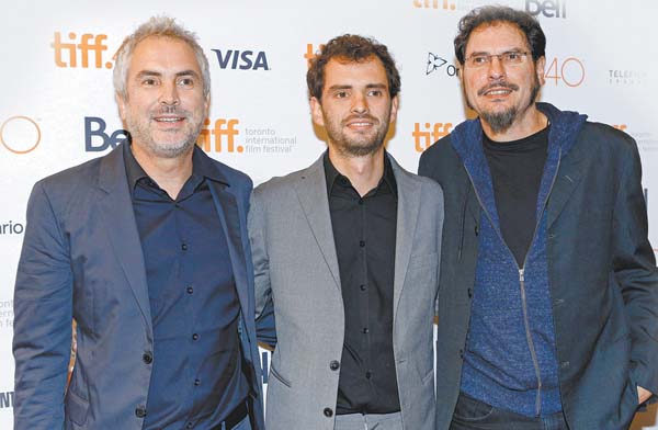 Jonás Cuarón, junto a su padre y su tío.