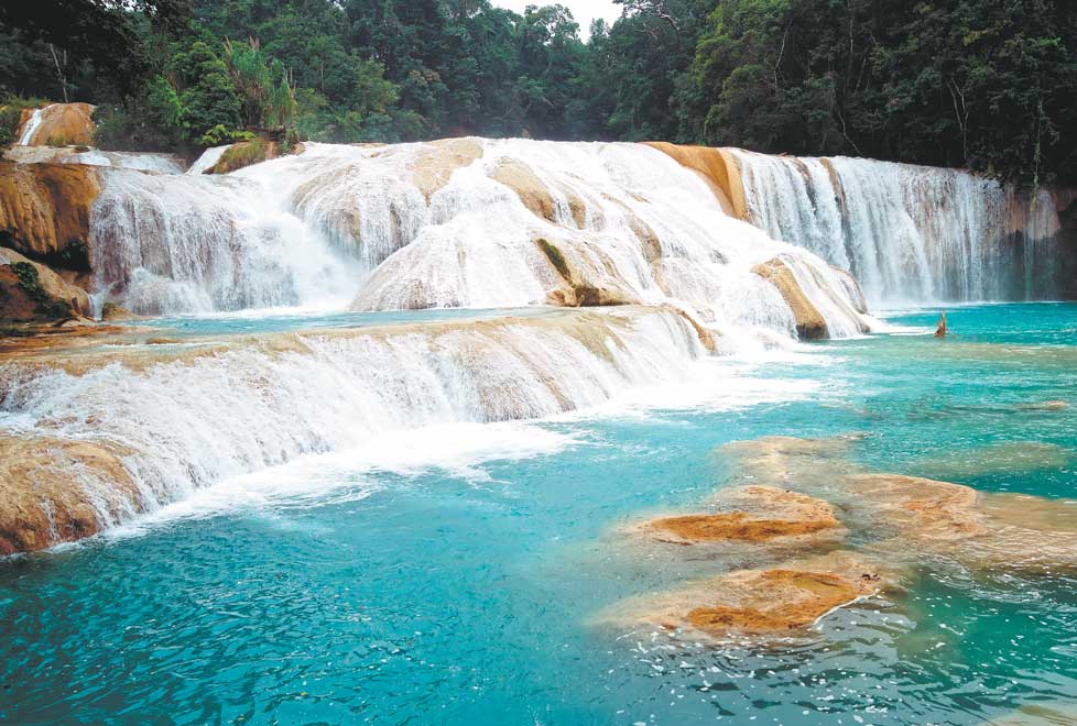 No podemos hacer una lista de los lugares más bellos de México sin incluir sitios en CHIAPAS, como las cascadas de Agua Azul. Con flujos de agua y cor