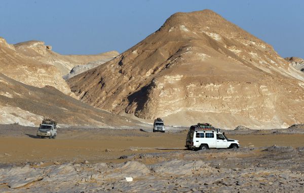 En el oasis de Bahariya, los turistas puedes recorrer las dunas del desierto blanco, las colinas de cuarcita del desierto negro y monumentos y tumbas 