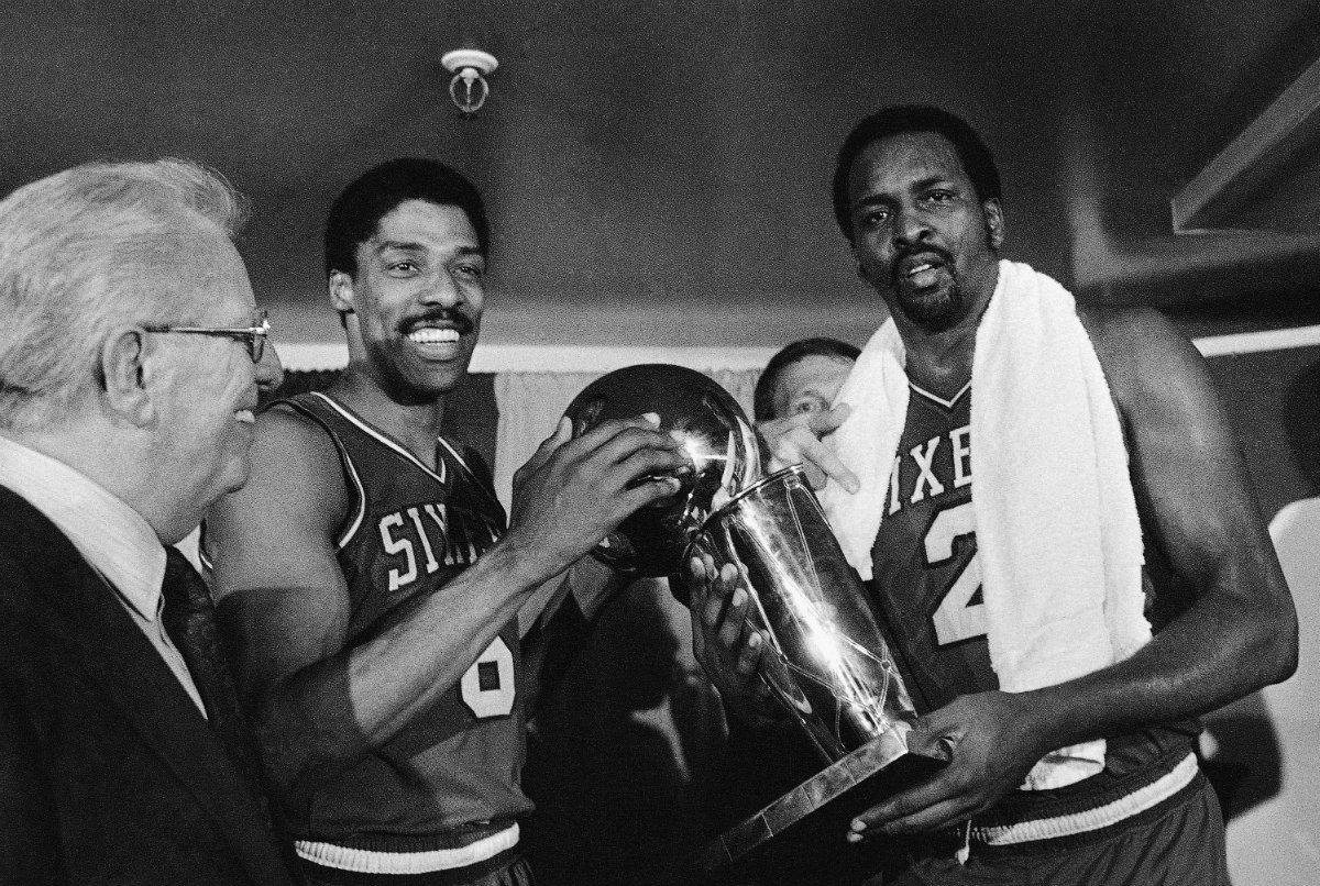De Philadelphia 76ers Julius Erving (izquierda) y Moses Malone (Q.E.P.D)